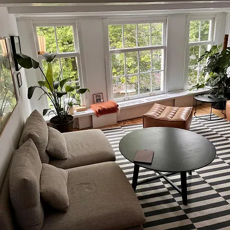 Unique Historic With Canal View In Central Daire *