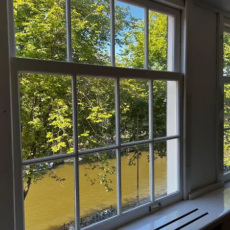 Unique Historic With Canal View In Central Daire *